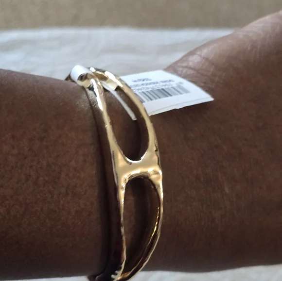 Macy's Elegant Gold-Tone Bracelet Women New - Picture 2 of 9